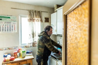 Mariano Soles, en la cocina de su vivienda en Vallecas. 