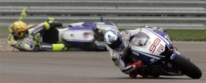 Jorge Lorenzo, en primer plano, se escapa tras la caída de Valentino Rossi.