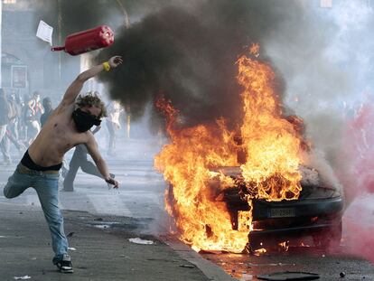 Un manifestante lanza un objeto contra la policía durante los disturbios registrados en Roma.