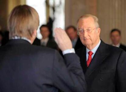 El primer ministro belga, Guy Verhofstadt (de espaldas), presta juramento ante el rey Alberto II de Bélgica durante la presentación del recién formado Gobierno provisional.