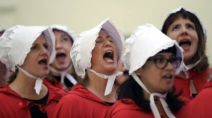 Activistas vestidas como los personajes de 'The Handmaid's Tale'.