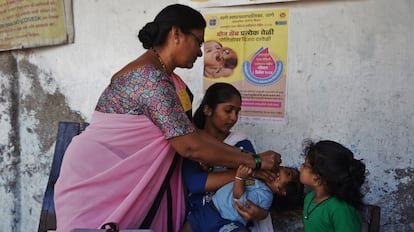 Campaña contra la polio en Mumbai, India.