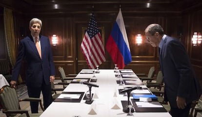 El secretario de Estado de EE UU, John Kerry, y el ministro de Exteriores ruso, Serguéi Lavrov en Viena (Austria), el 23 de octubre de 2015.