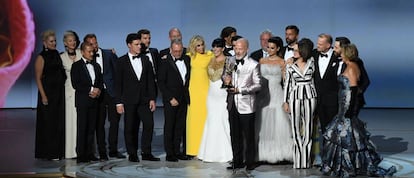 Ryan Murphy (centro), junto al reparto de 'American Crime Story: El asesinato de Gianni Versace', tras recibir el premio a la Mejor dirección de una miniserie.