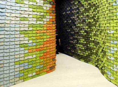 Azulejos de espuma forrados de tejidos de colores, diseñados por los hermanos Bouroullec para Kvadrat.