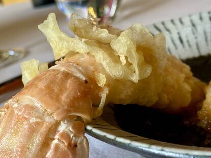 Tempura de cola cigala y vegetales a la salsa onioroshi.