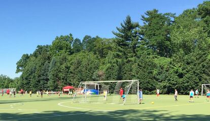 J&oacute;venes participantes en el campamento FourSoccer de Washington.