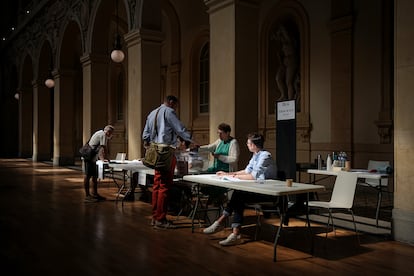 Un votante emite su voto durante la segunda vuelta de las elecciones legislativas, en Lyon, centro de Francia.