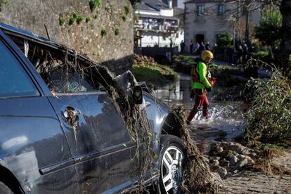 Un coche destrozado tras las fuertes lluvias caídas en Viveiro (Lugo), el 19 de noviembre de 2018.
