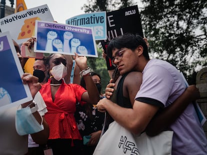 Estudiantes se abrazan durante una protesta a favor de la acción positiva en Washington, DC, el 29 de junio 2023.