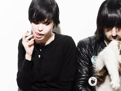 Alice Glass, a la izquierda, del dúo Crystal Castles.