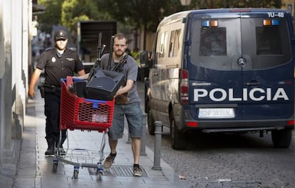 Pablo Padilla, a deputy for Podemos in the Madrid regional government, moves items from Patio Maravillas during its latest eviction.