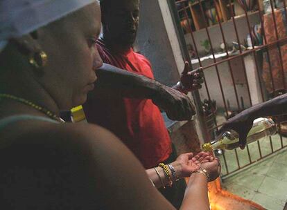 Un <i>babalao, </i>sacerdote de cultos afroamericanos muy populares en Cuba, ayer en La Habana.