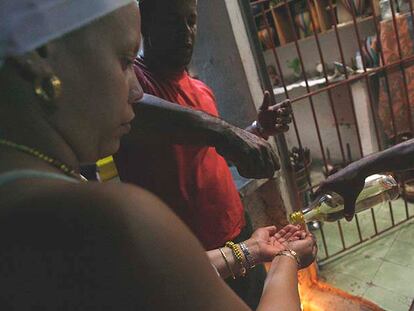 Un <i>babalao, </i>sacerdote de cultos afroamericanos muy populares en Cuba, ayer en La Habana.