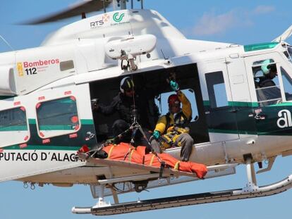 Miembros de los bomberos recuperan el cuerpo en L&#039;Alf&agrave;s del Pi