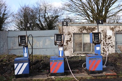  Una gasolinera abandonada en el lado de Irlanda del Norte. Otra señal de que la frontera está cerca. El combustible es más barato en la República de Irlanda, y pasar de un lado a otro ya no supone problemas.