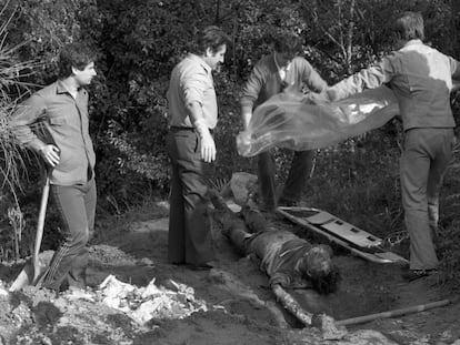Levantamiento del cadáver de uno de los dos asesinados por la banda de Bueno Latorre, en 1983.