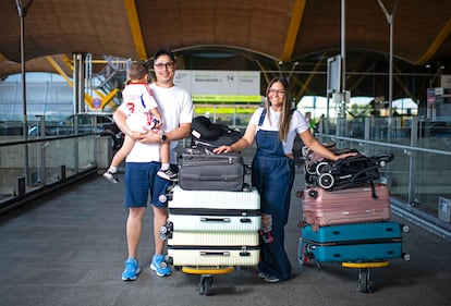 José Alberto Pérez, Dehy Baptista y el hijo de ambos, antes de tomar su vuelo para Caracas, este jueves en el aeropuerto de Madrid-Barajas.