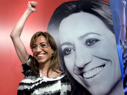 Carme Chacón mostrando su alegría por la contundente victoria del PSC, ayer en la sede socialista de la calle Nicaragua.