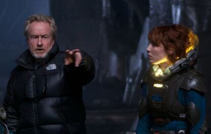 Ridley Scott da instrucciones durante el rodaje de ‘Prometheus’ a la actriz sueca Noomi Rapace.
