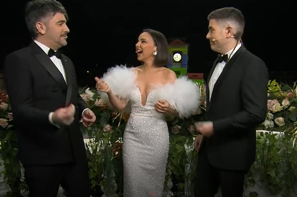 El vestido de Chenoa en las Campanadas: lentejuelas y escote de vértigo para un diseño creado en La Mancha