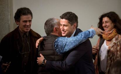 El presidente de SCC, José Rosiñol, abraza a Pepe Ávarez, secretario de la UGT.