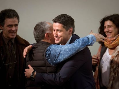 El presidente de SCC, José Rosiñol, abraza a Pepe Ávarez, secretario de la UGT.