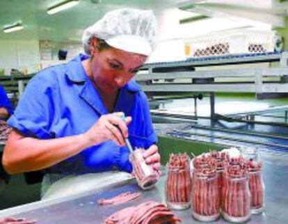 Manipuladora en fábrica de conservas.