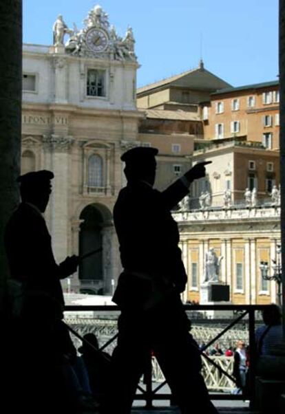 Dos policías italianos patrullan en la plaza de San Pedro.