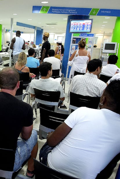 Parados en una oficina de empleo de la Generalitat.