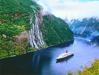 Un crucero, a su paso por las cataratas de las Siete Hermanas, en el fiordo noruego de Geiranger.