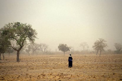 Un hombre camina por los campos en Malí.