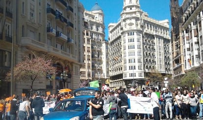 La cabeza de la manifestaci&oacute;n estudiantil al llegar a la plaza del Ayuntamiento de Valencia.