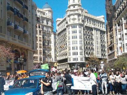 La cabeza de la manifestación estudiantil al llegar a la plaza del Ayuntamiento de Valencia.