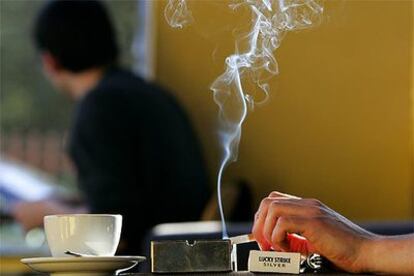 Un cliente se fuma un pitillo en un café de Glasgow el día en el que el Gobierno anuncia que lo prohibirá en 2006.