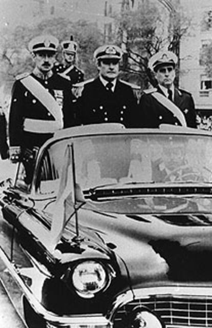 La Primera Junta Militar argentina desfila por Buenos Aires en la fiesta de la Independencia del 9 de julio. De izquierda a derecha, el general Jorge Videla, el almirante Emilio Massera y el brigadier general del Aire Orlando Agosti (fallecido en 1997).