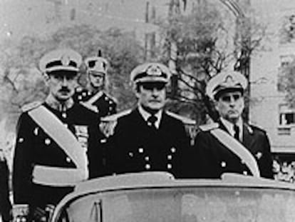 La Primera Junta Militar argentina desfila por Buenos Aires en la fiesta de la Independencia del 9 de julio. De izquierda a derecha, el general Jorge Videla, el almirante Emilio Massera y el brigadier general del Aire Orlando Agosti (fallecido en 1997).