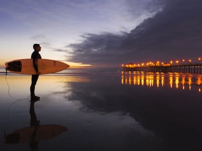 Surfero en la playa de Huntington, en California.