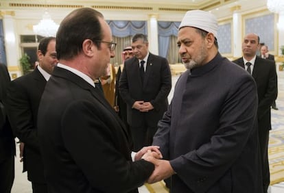 El gran imam Ahmed al-Tayeb saluda a François Hollande, en un acto protocolario en Riad, el pasado 24 de enero.