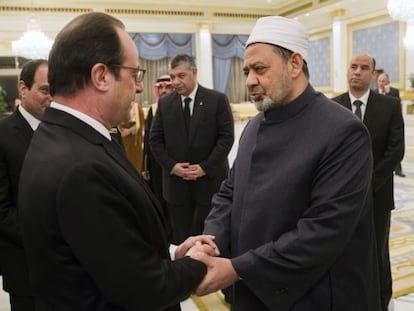 El gran imam Ahmed al-Tayeb saluda a François Hollande, en un acto protocolario en Riad, el pasado 24 de enero.