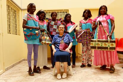 La hermana Regina Casado, que lleva la mayor parte de sus 82 años empoderando a las mujeres de Camerún y Senegal, es la persona que ha formado a las jóvenes de Sam Sam III y las ha animado a formar la cooperativa GIE Solidaire de Confection et Artisanat.