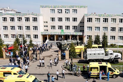 Agentes de emergência em frente à Escola 175, em Kazan, local do ataque desta terça-feira.