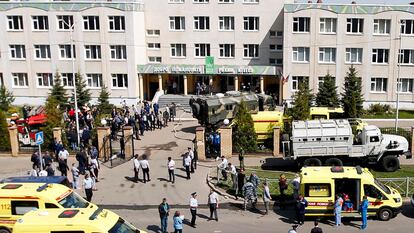 Personal de emergencias, tras el tiroteo, en el exterior del colegio en Kazán, este martes