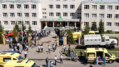 Personal de emergencias, tras el tiroteo, en el exterior del colegio en Kazán, este martes