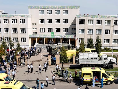 Agentes de emergência em frente à Escola 175, em Kazan, local do ataque desta terça-feira.