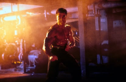 Jean-Claude Van Damme peleando sin camiseta en 'Libertad para morir' (1990).