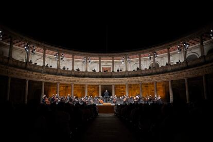 La seccin de metal de la Orquesta Grzenich se instal en la galera del Palacio de Carlos V para la interpretacin de 'Entre', de York H?ller.