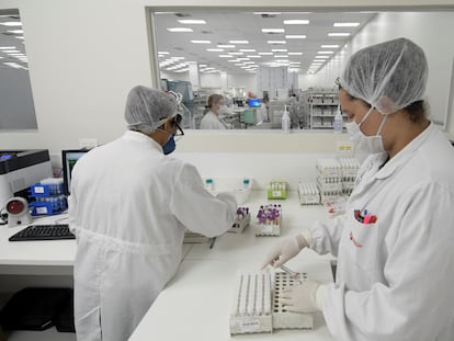 Funcionários do laboratório Hermes Pardini, na grande BH, trabalham com testes de PCR para o novo coronavírus.