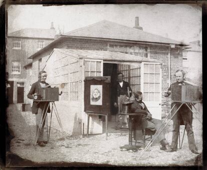 Imagen de 1846 del taller fotográfico en el que Stirling y Henneman fotografiaron las copias de obras de arte para el libro 'Annals of the Artists of Spain'.