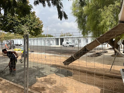 Operarios trabajando este lunes en el patio de las aulas prefabricadas de Massanassa.